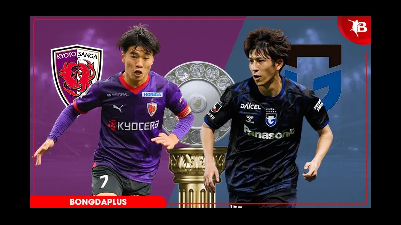 Cầu thủ Kyoto Sanga và Gamba Osaka đang tranh chấp quả bóng. Cầu thủ Kyoto Sanga và Gamba Osaka đang tranh chấp quả bóng.