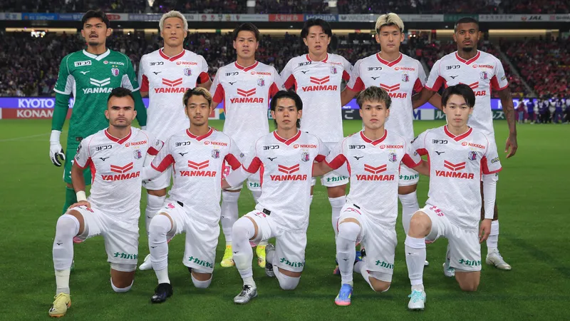 Cầu thủ Kyoto Sanga và Gamba Osaka đang tranh chấp bóng Cầu thủ Kyoto Sanga và Gamba Osaka đang tranh chấp bóng